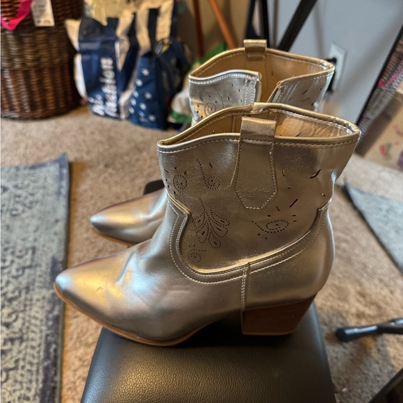 No Boundaries Metallic Silver Heeled Boots - Picture 5 of 7